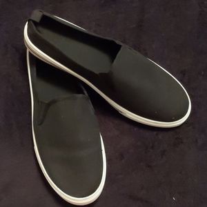 Black slip-on canvas shoes